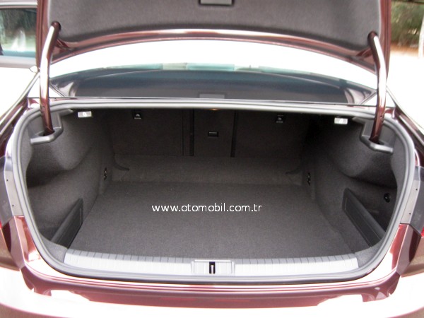 Yeni_2015_VW_Passat_test_surusu_bagaj