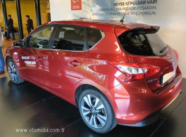 Nissan_Pulsar_2016