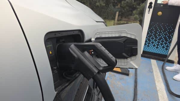 Kia EV3 DC şarj süresi ve 128 kW hızlı şarj portu detayı