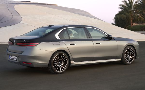 Makyajlı BMW 7 Serisi arka görünüm